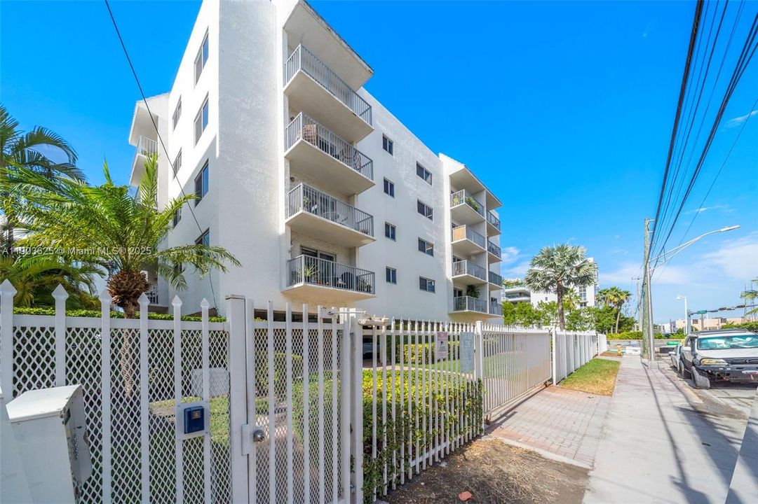 Active With Contract: $2,900 (1 beds, 1 baths, 706 Square Feet)
