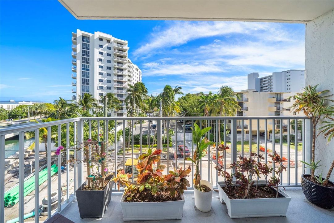 Active With Contract: $2,900 (1 beds, 1 baths, 706 Square Feet)