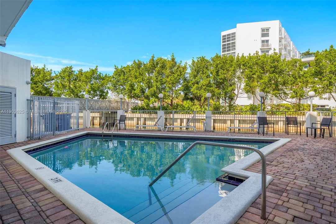 Active With Contract: $2,900 (1 beds, 1 baths, 706 Square Feet)
