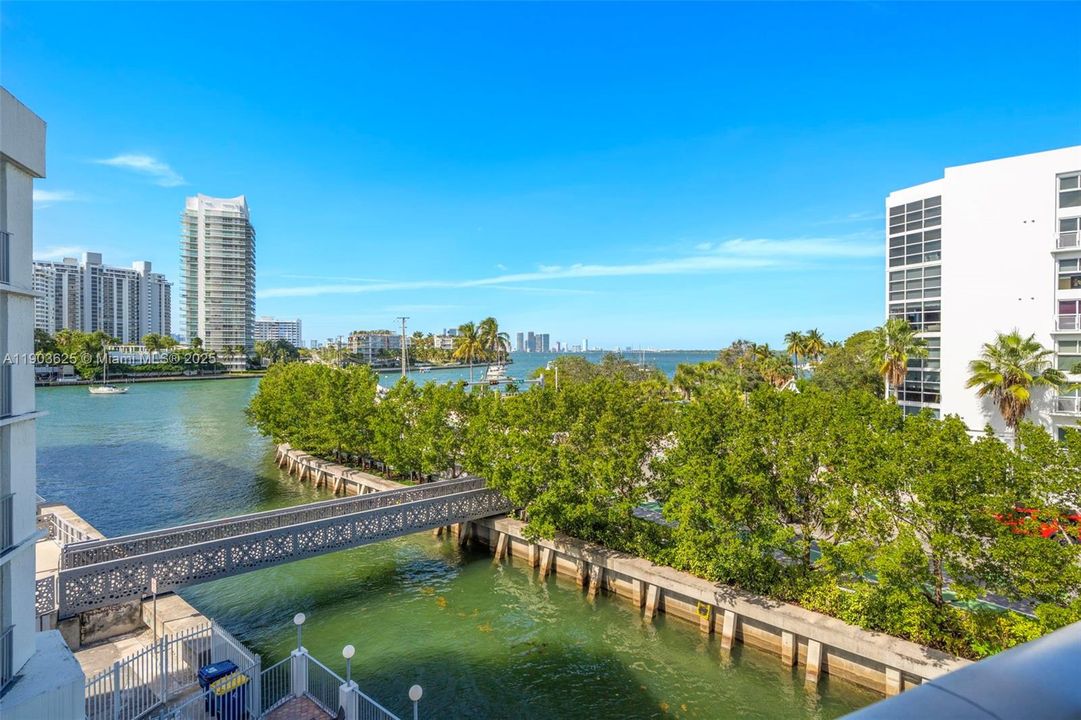 Active With Contract: $2,900 (1 beds, 1 baths, 706 Square Feet)