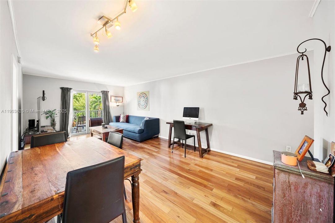 Active With Contract: $2,900 (1 beds, 1 baths, 706 Square Feet)