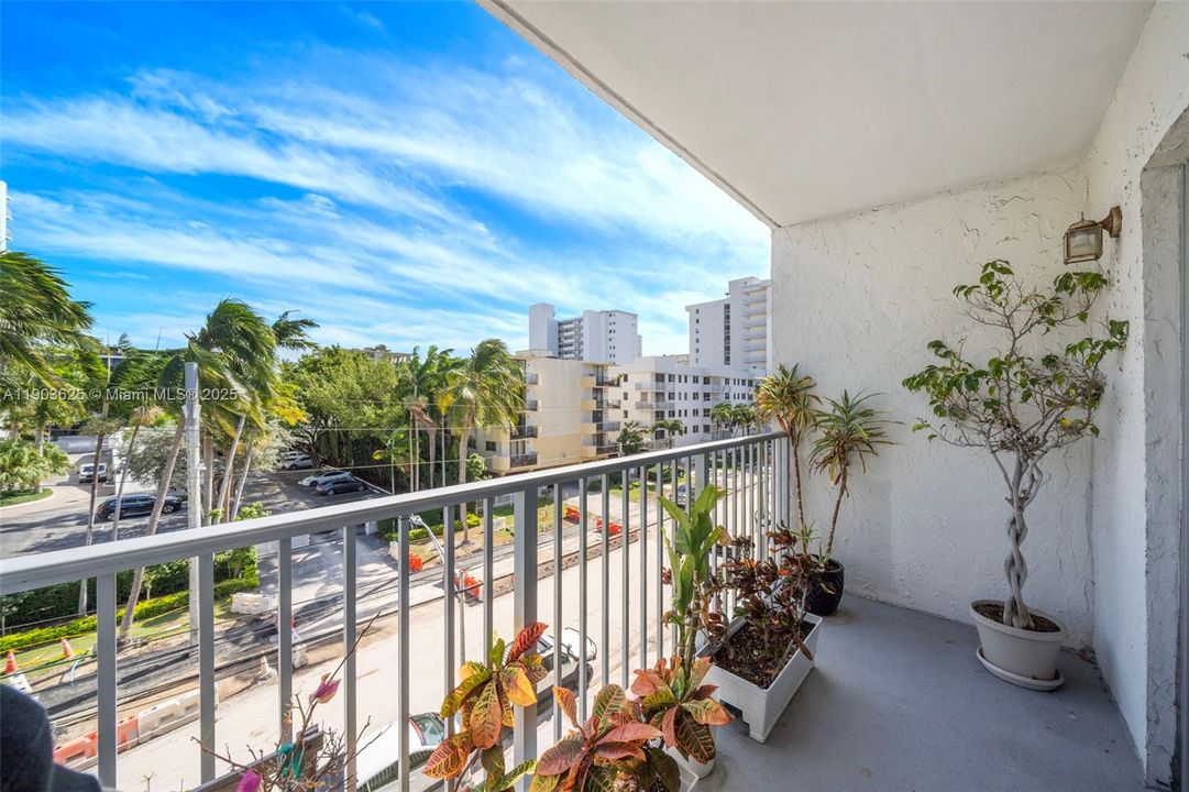 Active With Contract: $2,900 (1 beds, 1 baths, 706 Square Feet)