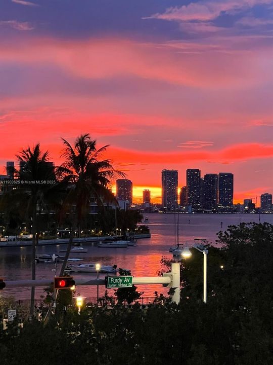 Active With Contract: $2,900 (1 beds, 1 baths, 706 Square Feet)