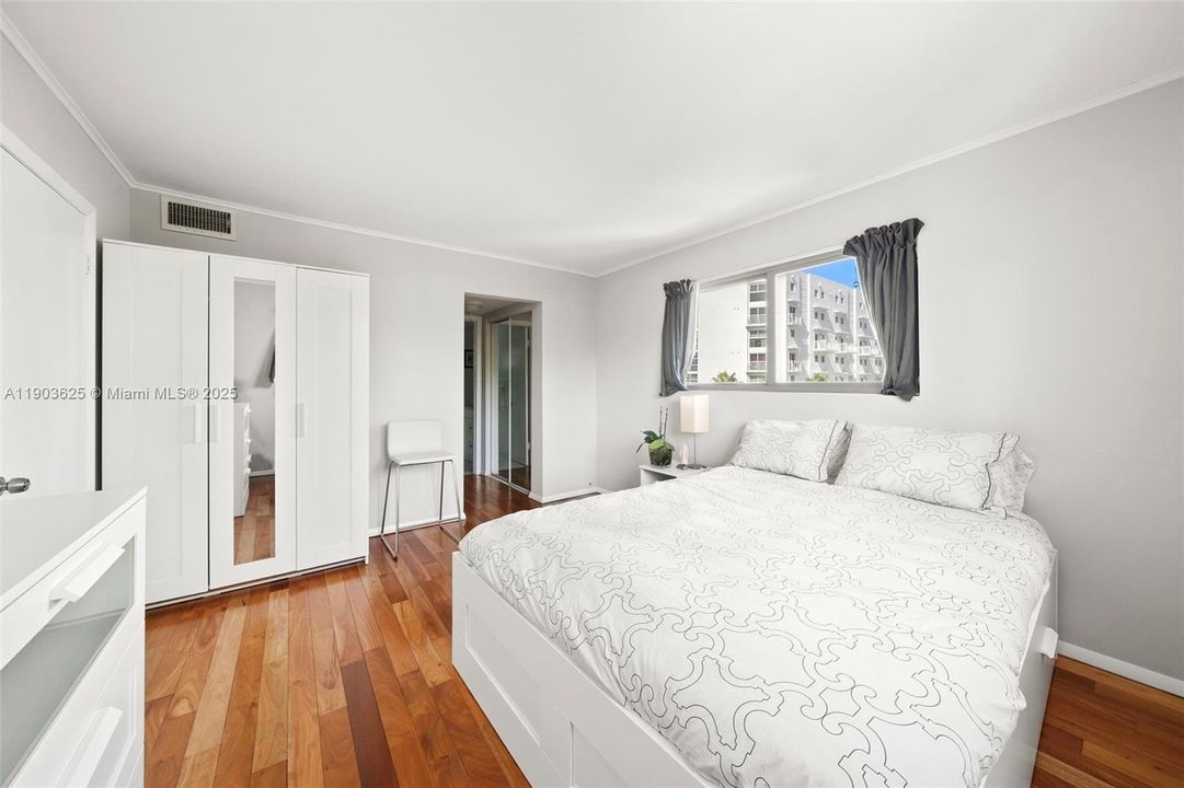 Active With Contract: $2,900 (1 beds, 1 baths, 706 Square Feet)