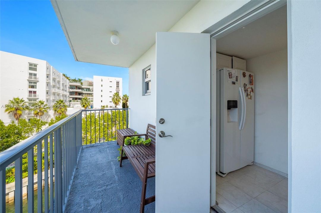 Active With Contract: $2,900 (1 beds, 1 baths, 706 Square Feet)