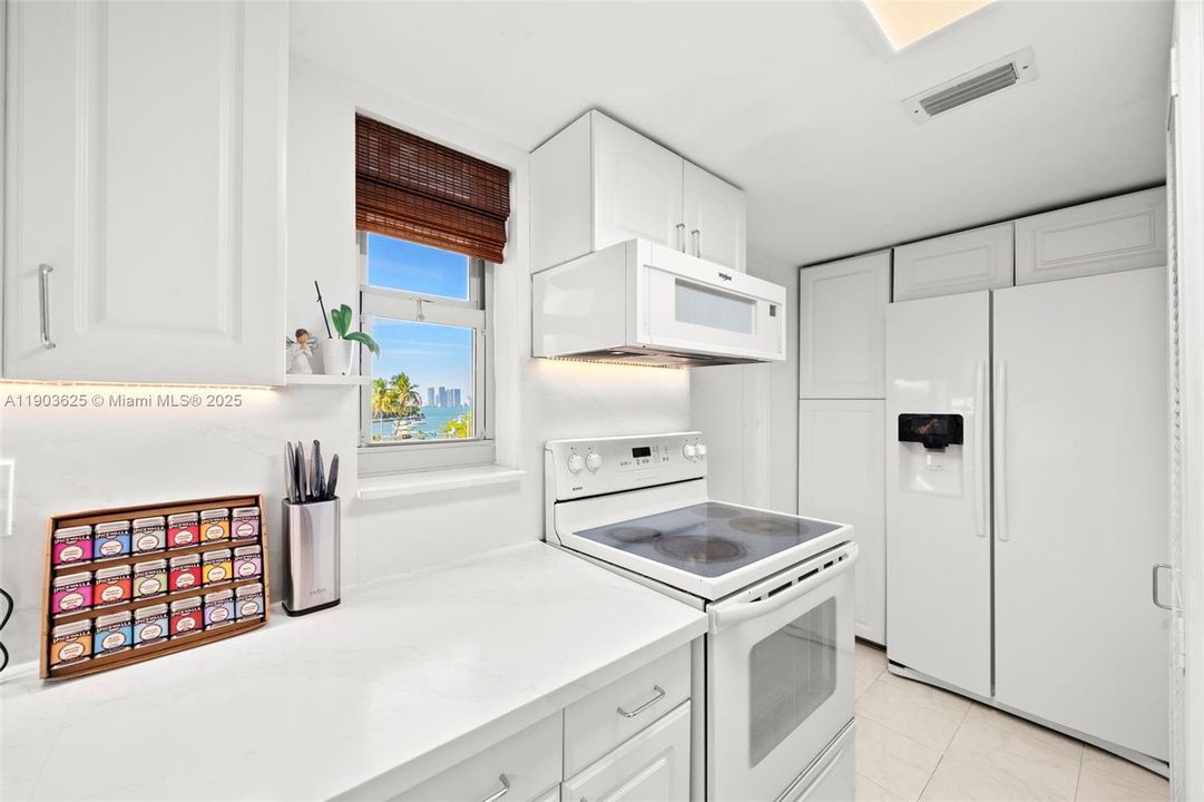 Active With Contract: $2,900 (1 beds, 1 baths, 706 Square Feet)
