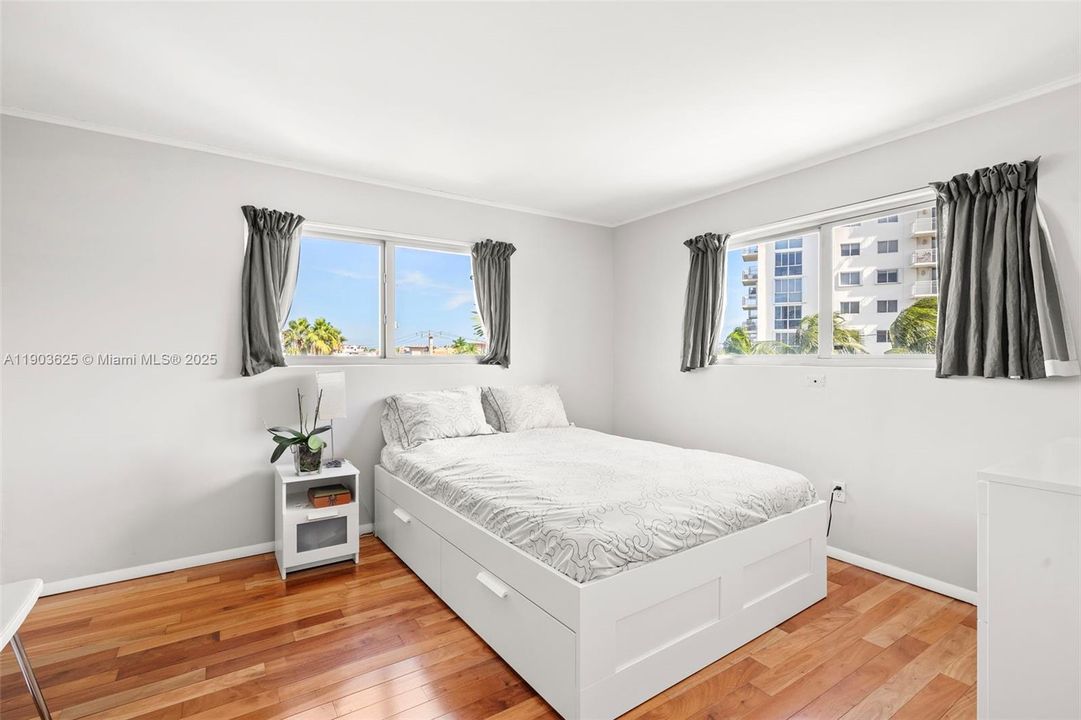 Active With Contract: $2,900 (1 beds, 1 baths, 706 Square Feet)