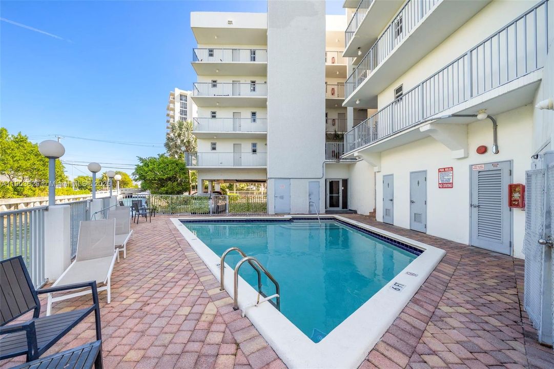 Active With Contract: $2,900 (1 beds, 1 baths, 706 Square Feet)