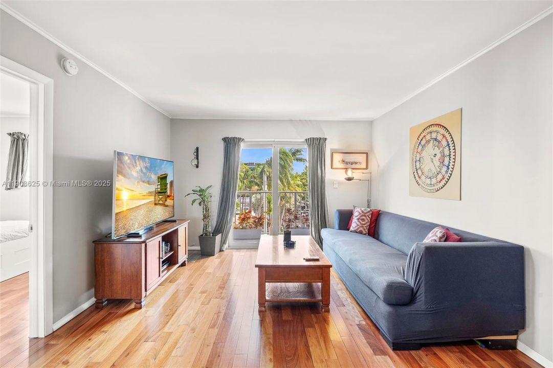 Active With Contract: $2,900 (1 beds, 1 baths, 706 Square Feet)