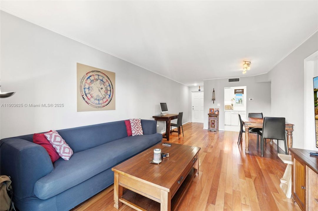 Active With Contract: $2,900 (1 beds, 1 baths, 706 Square Feet)