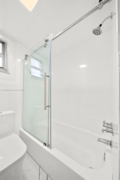 Active With Contract: $2,900 (1 beds, 1 baths, 706 Square Feet)