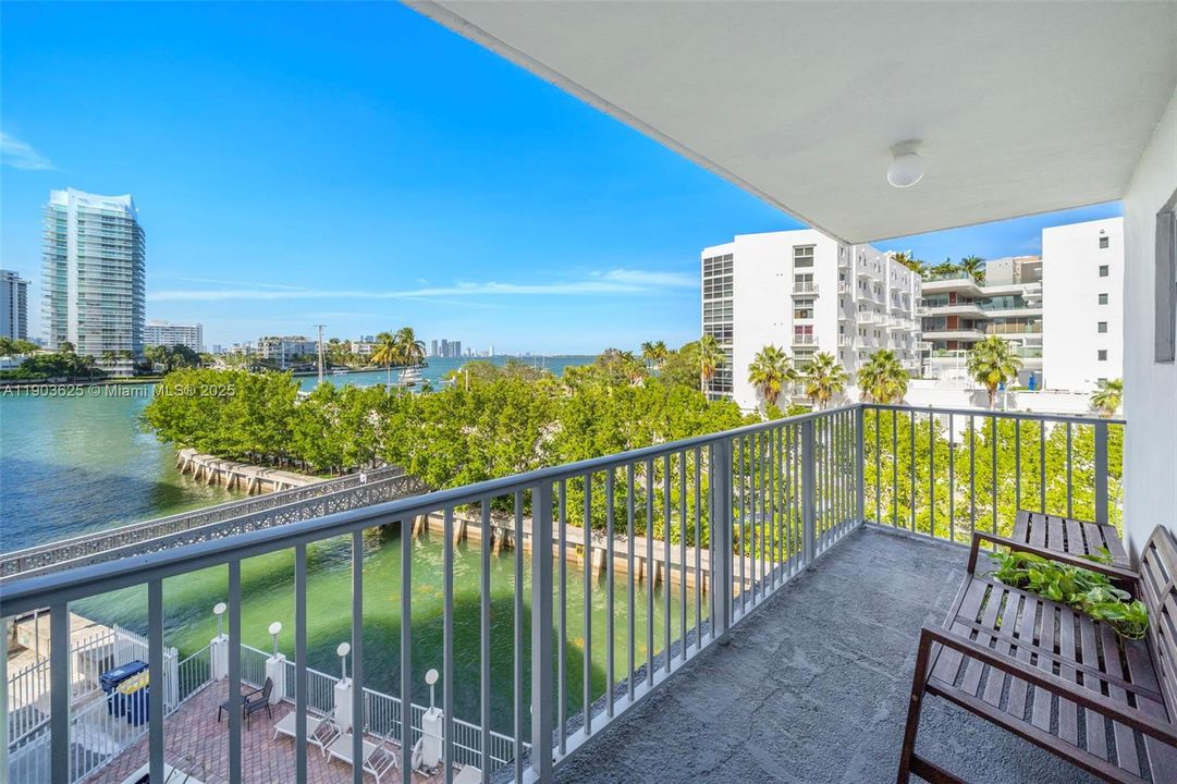 Active With Contract: $2,900 (1 beds, 1 baths, 706 Square Feet)