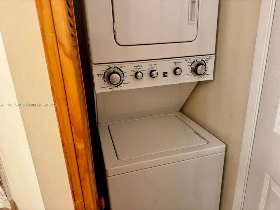 For Sale: $384,500 (2 beds, 2 baths, 1091 Square Feet)