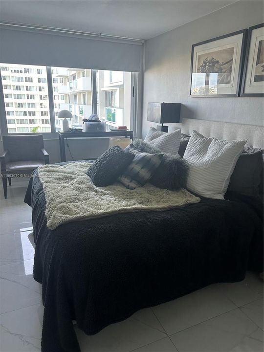 Active With Contract: $495,000 (1 beds, 1 baths, 990 Square Feet)