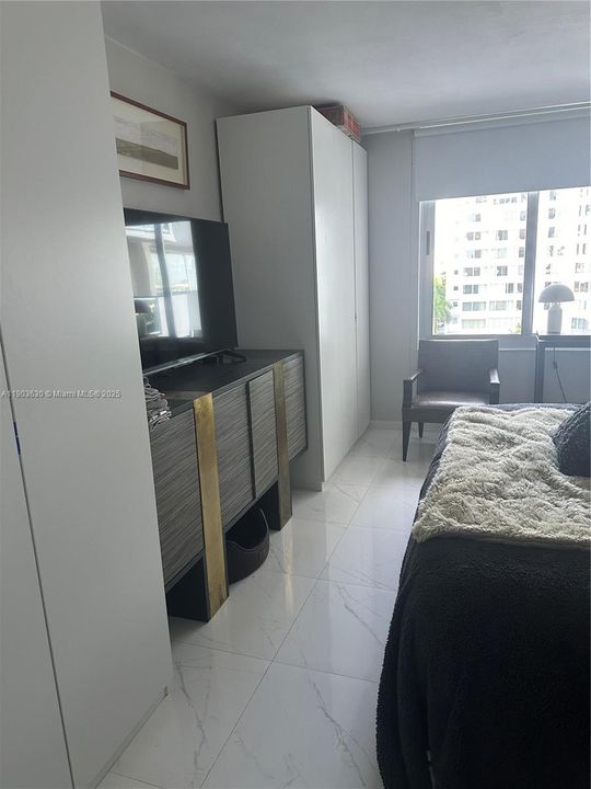 Active With Contract: $495,000 (1 beds, 1 baths, 990 Square Feet)