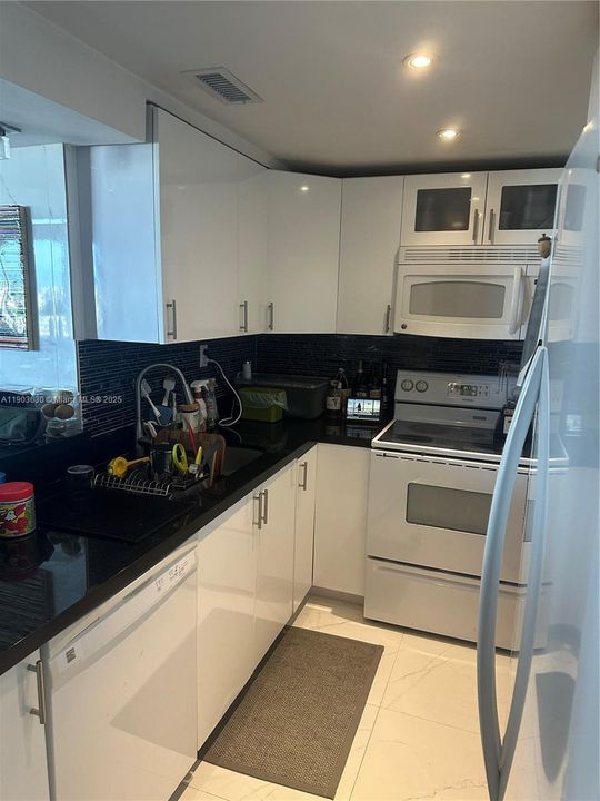 Active With Contract: $495,000 (1 beds, 1 baths, 990 Square Feet)