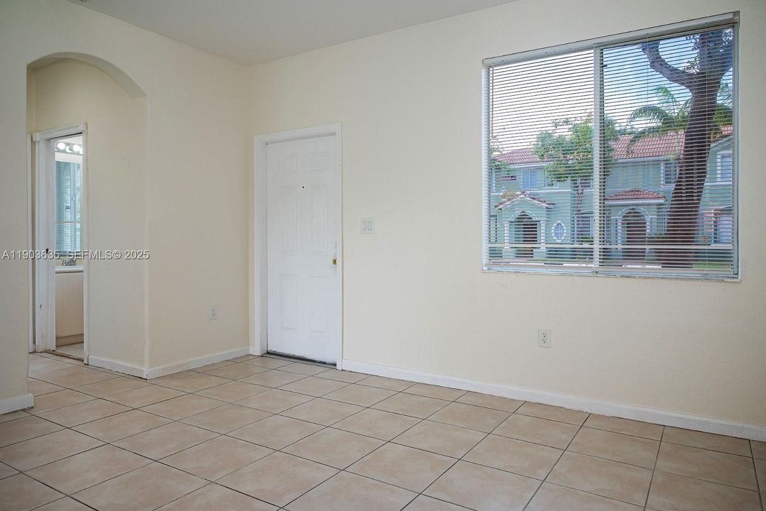 For Rent: $2,100 (3 beds, 2 baths, 1302 Square Feet)