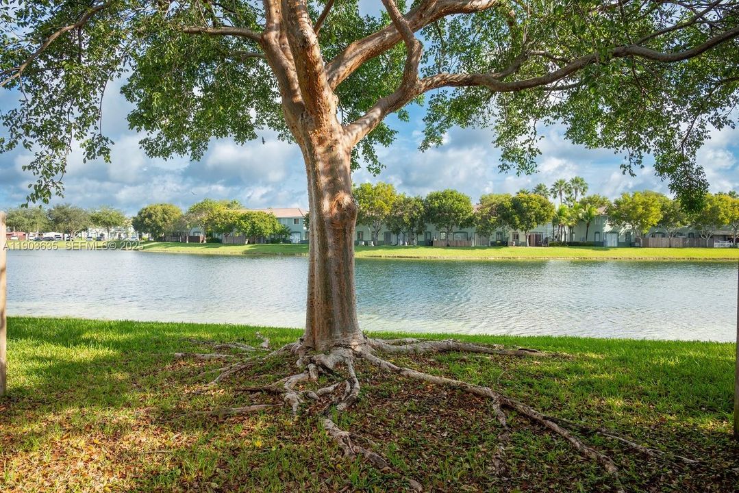 For Rent: $2,100 (3 beds, 2 baths, 1302 Square Feet)