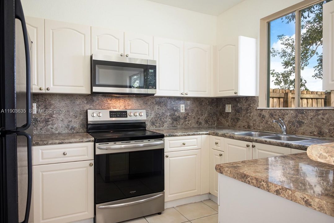 For Rent: $2,100 (3 beds, 2 baths, 1302 Square Feet)