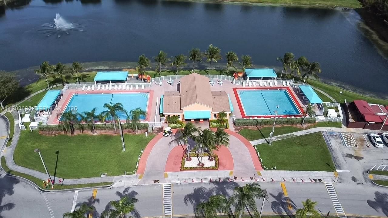 For Rent: $2,100 (3 beds, 2 baths, 1302 Square Feet)