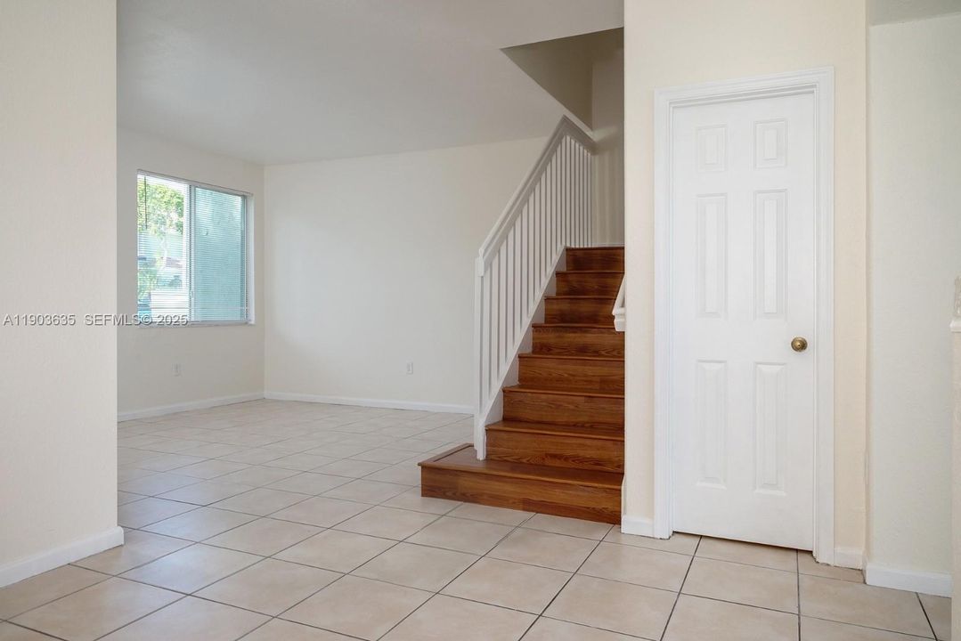 For Rent: $2,100 (3 beds, 2 baths, 1302 Square Feet)