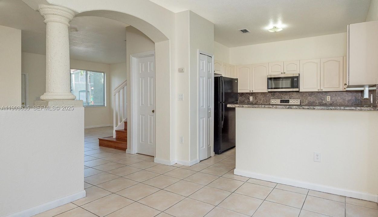 For Rent: $2,100 (3 beds, 2 baths, 1302 Square Feet)