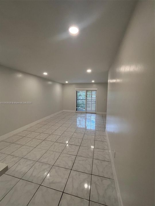 For Rent: $1,999 (2 beds, 2 baths, 970 Square Feet)