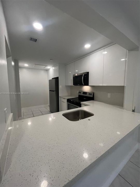 For Rent: $1,999 (2 beds, 2 baths, 970 Square Feet)