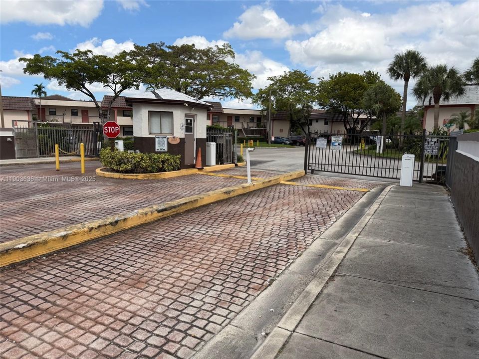 For Rent: $1,999 (2 beds, 2 baths, 970 Square Feet)