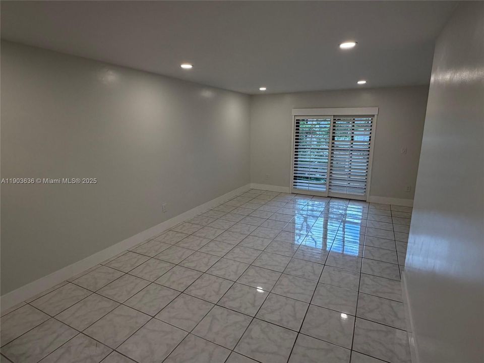 For Rent: $1,999 (2 beds, 2 baths, 970 Square Feet)