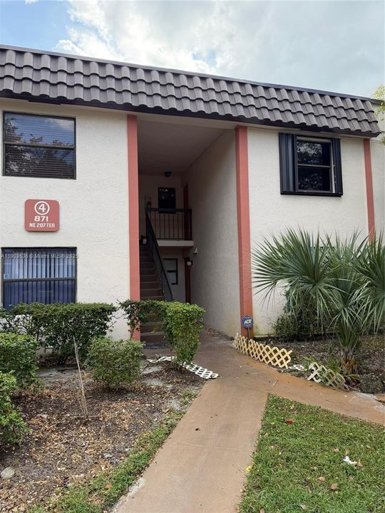 For Rent: $1,999 (2 beds, 2 baths, 970 Square Feet)