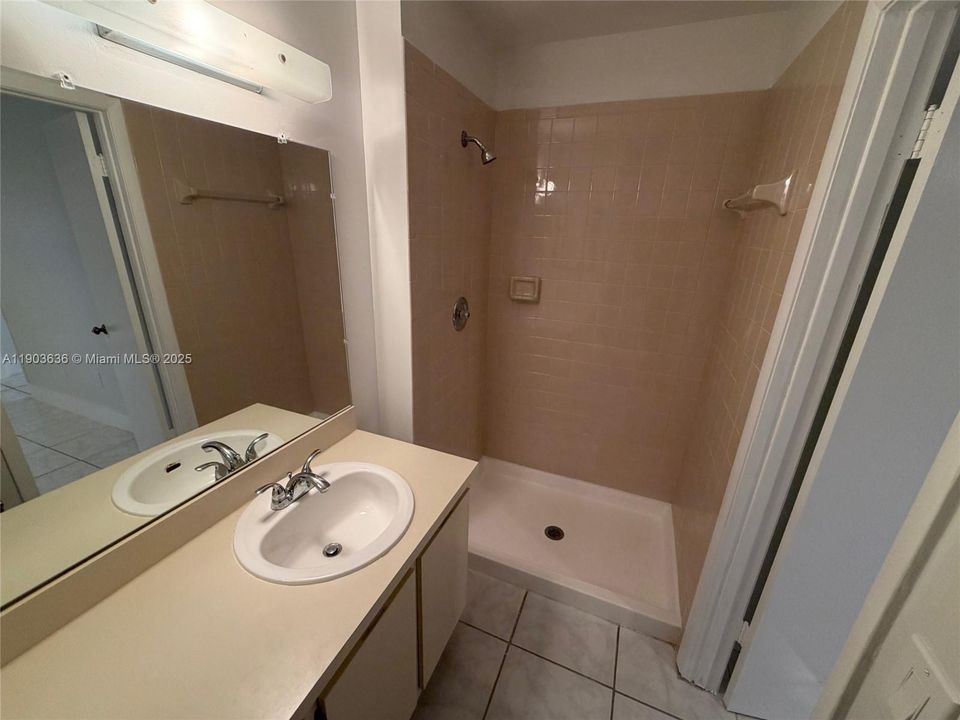For Rent: $1,999 (2 beds, 2 baths, 970 Square Feet)