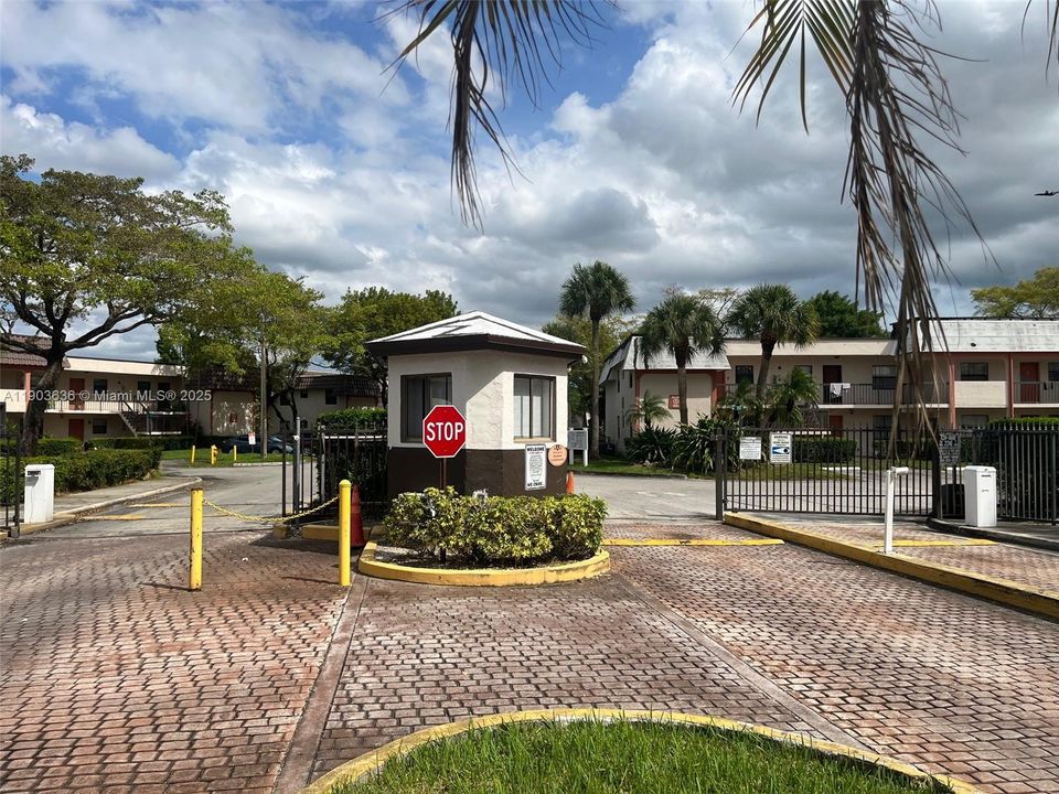 For Rent: $1,999 (2 beds, 2 baths, 970 Square Feet)