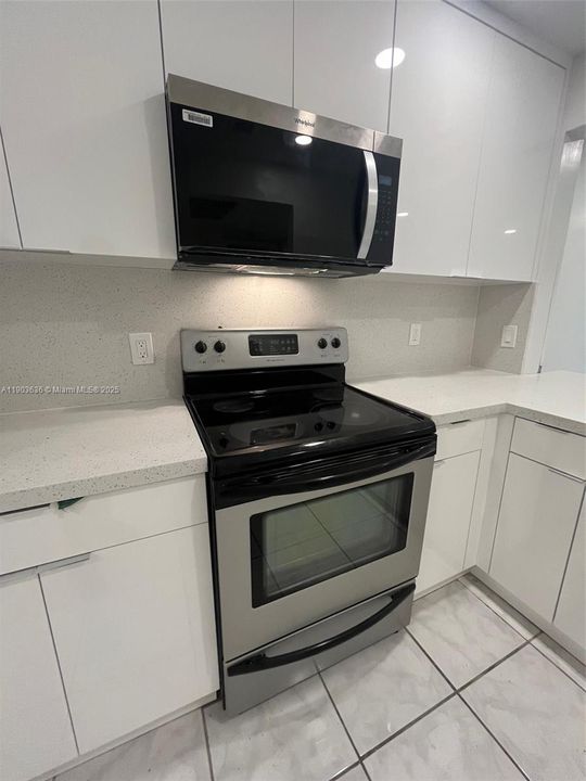 For Rent: $1,999 (2 beds, 2 baths, 970 Square Feet)