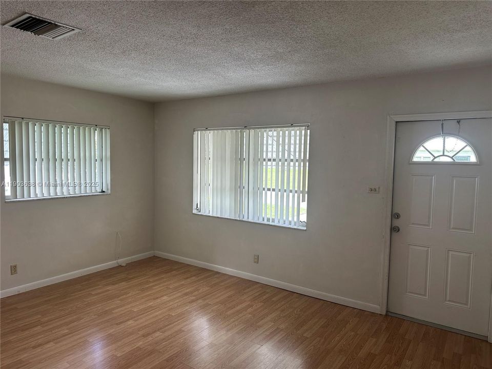 For Rent: $2,100 (2 beds, 1 baths, 1062 Square Feet)