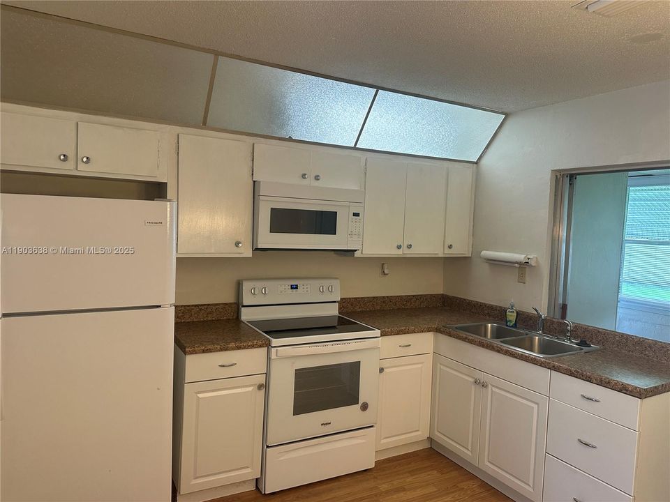 For Rent: $2,100 (2 beds, 1 baths, 1062 Square Feet)