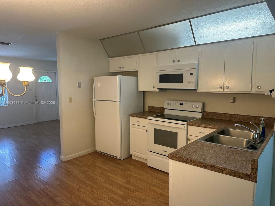 For Rent: $2,100 (2 beds, 1 baths, 1062 Square Feet)