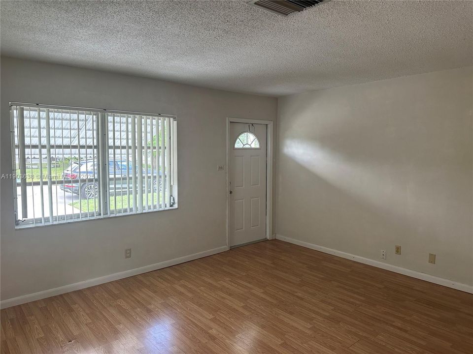 For Rent: $2,100 (2 beds, 1 baths, 1062 Square Feet)
