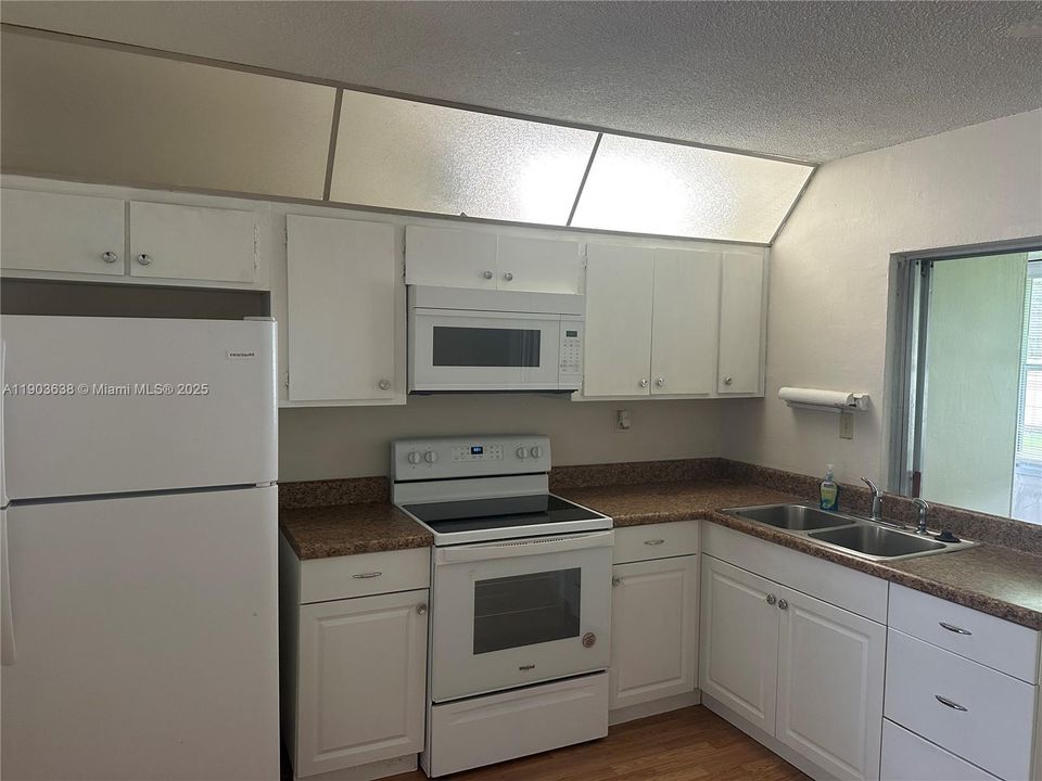 For Rent: $2,100 (2 beds, 1 baths, 1062 Square Feet)