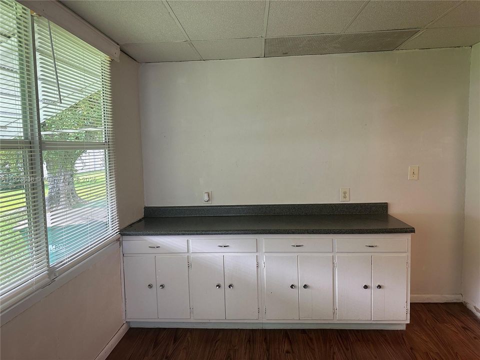 For Rent: $2,100 (2 beds, 1 baths, 1062 Square Feet)