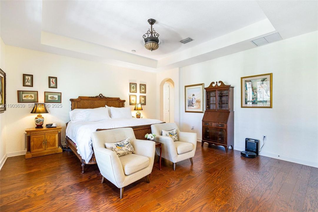 For Sale: $1,280,000 (5 beds, 4 baths, 3945 Square Feet)