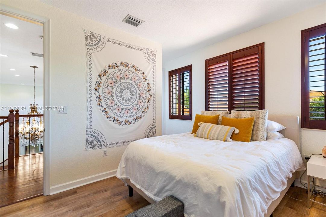 For Sale: $1,280,000 (5 beds, 4 baths, 3945 Square Feet)