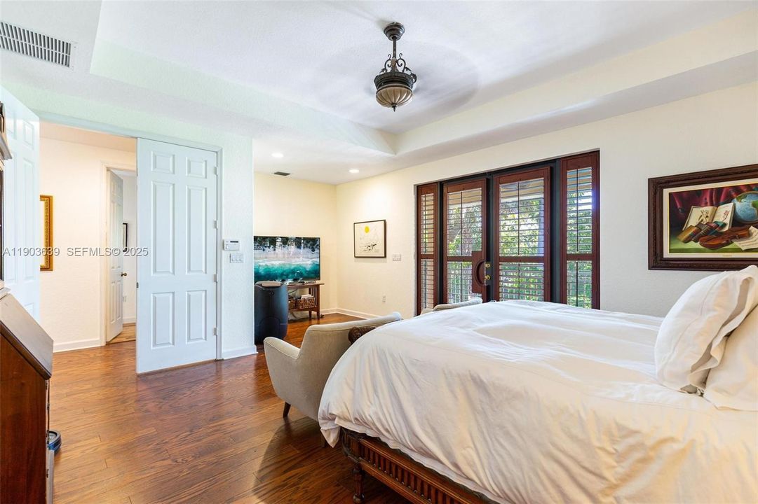 For Sale: $1,280,000 (5 beds, 4 baths, 3945 Square Feet)