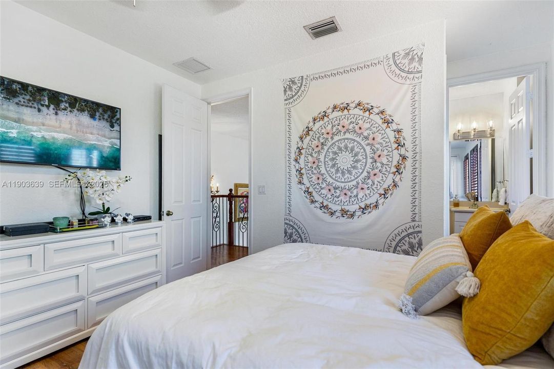 For Sale: $1,280,000 (5 beds, 4 baths, 3945 Square Feet)