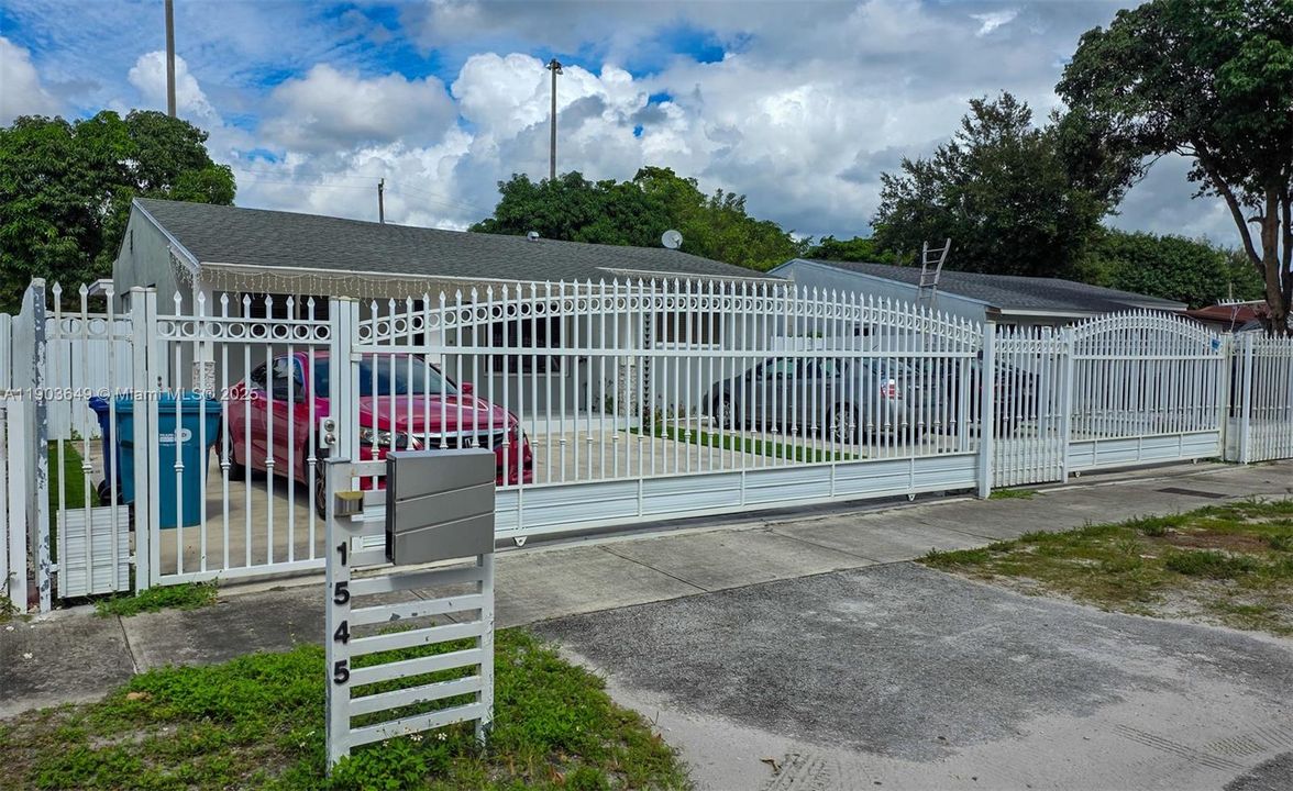 For Sale: $550,000 (4 beds, 3 baths, 1066 Square Feet)