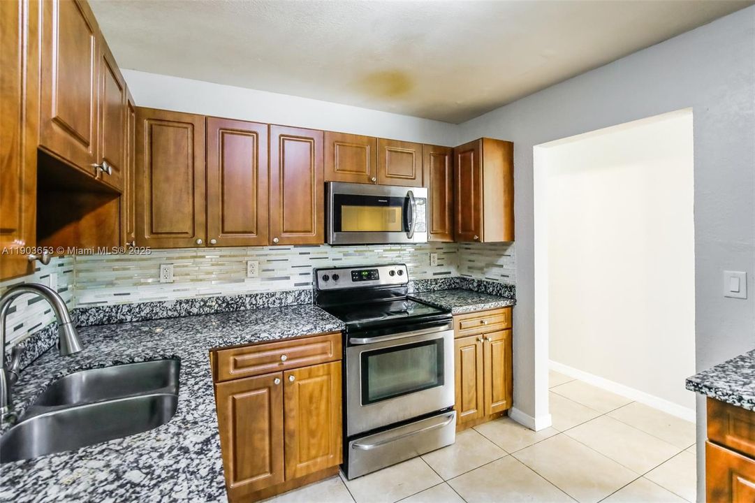 合同活跃: $3,360 (5 贝兹, 3 浴室, 2116 平方英尺)