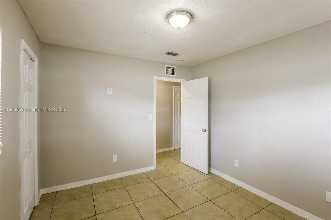 合同活跃: $3,360 (5 贝兹, 3 浴室, 2116 平方英尺)