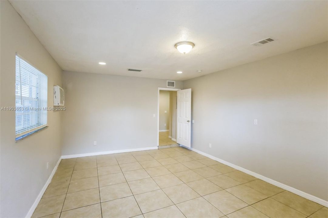 合同活跃: $3,360 (5 贝兹, 3 浴室, 2116 平方英尺)