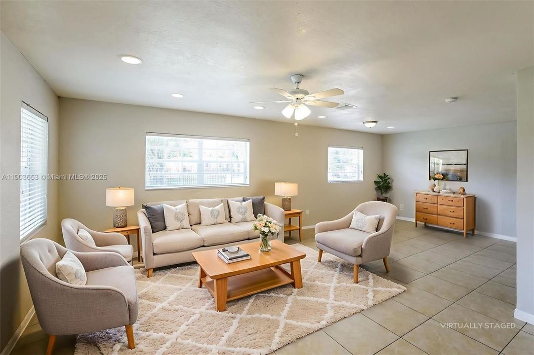 合同活跃: $3,360 (5 贝兹, 3 浴室, 2116 平方英尺)