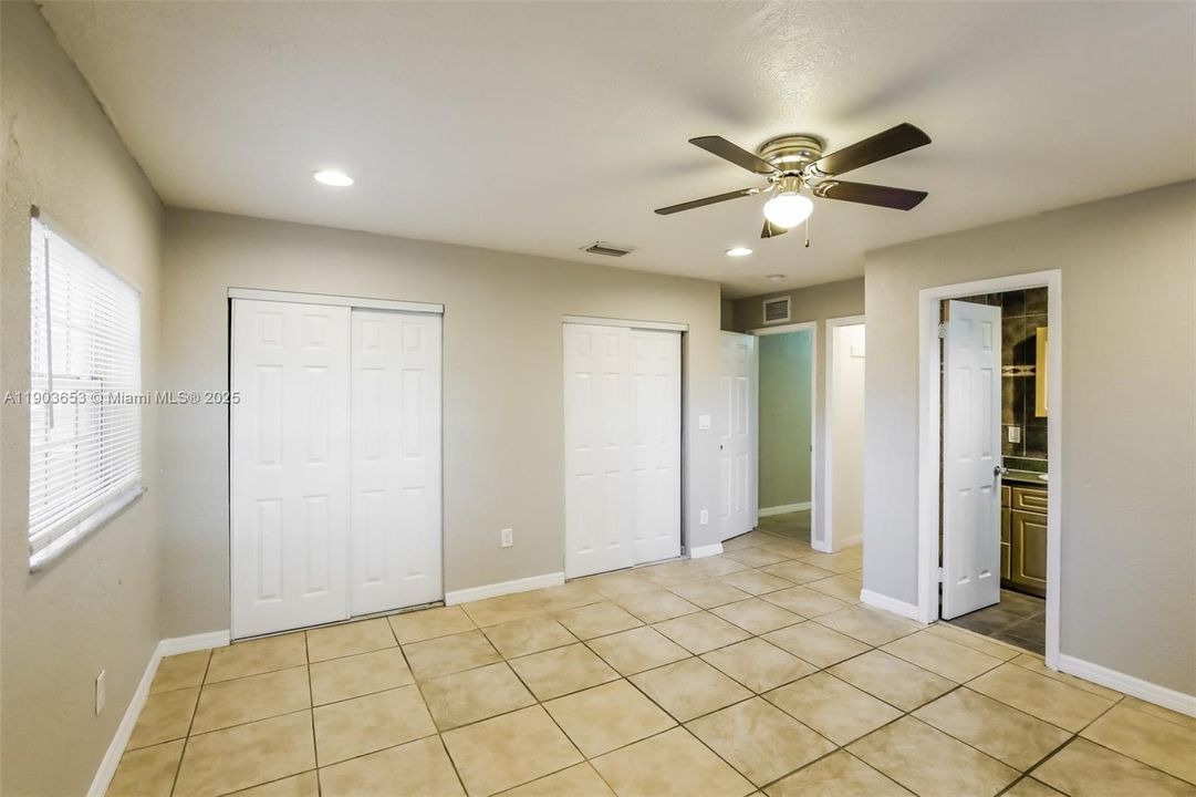 合同活跃: $3,360 (5 贝兹, 3 浴室, 2116 平方英尺)